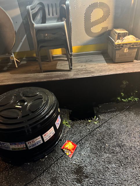 길 바닥 하수구에 덮개가 없어 빠져서 발복이 다쳤습니다의 0번 째 이미지