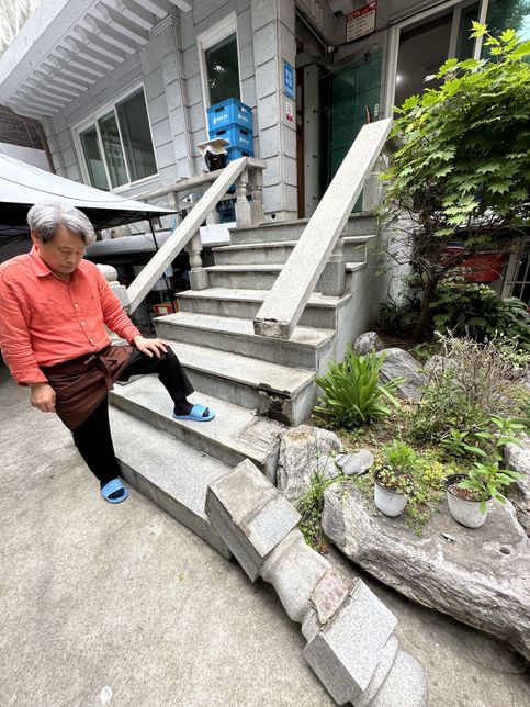 1층주택 계단초입에 돌기둥이 부서졌어요의 0번 째 이미지