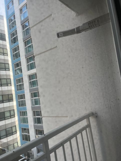 세탁실 밖에 에어콘 실외기가 있습니다의 1번 째 이미지