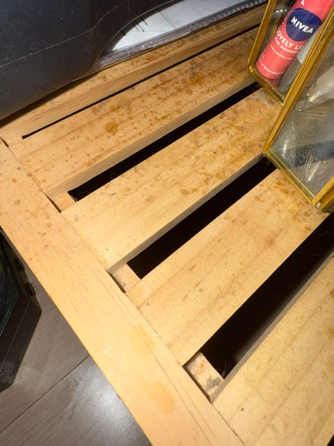 이거 곰팡이일까요 아니면 캔들이랑 방향제 쏟은적있는데 흔적일까요...?의 1번 째 이미지