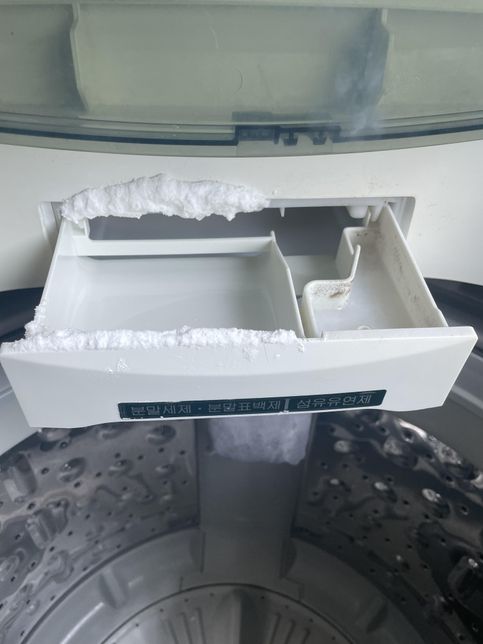 통돌이 세탁기에 세탁세제랑 섬유유연제 넣는 통의 0번 째 이미지