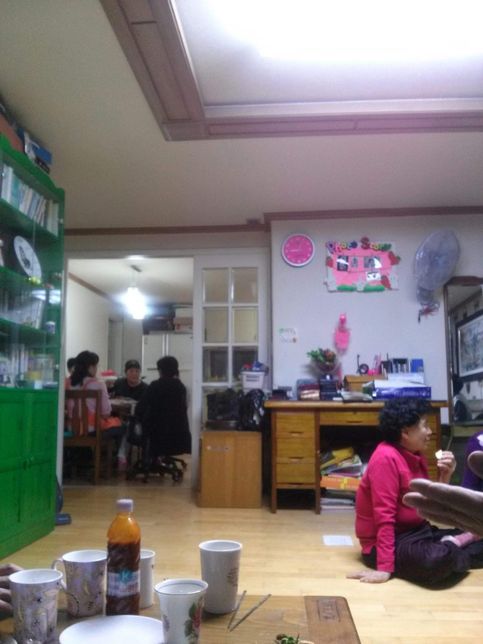 요즘 젊은 세대들은 나이를 먹어도 경제적 제도 때문에 늙은 부모와 한집에 살아요?의 3번 째 이미지