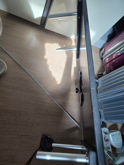 이 테이블 밑에 다리 쿠션같은거 안파나요?의 0번 째 이미지