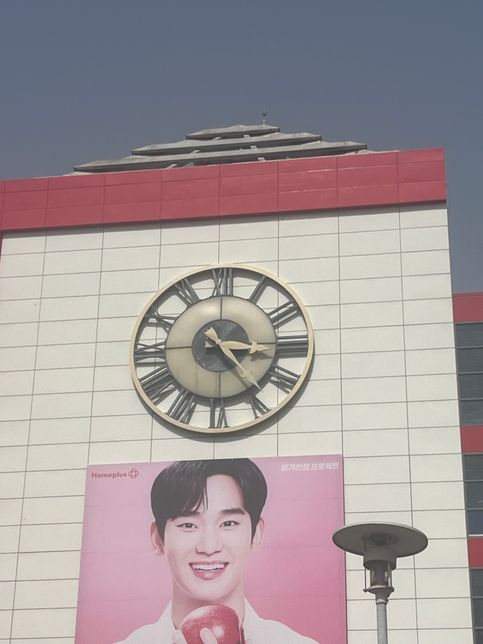 홈플러스 건물 밖에 달린 시계 작동원리가 뭔가요?의 0번 째 이미지