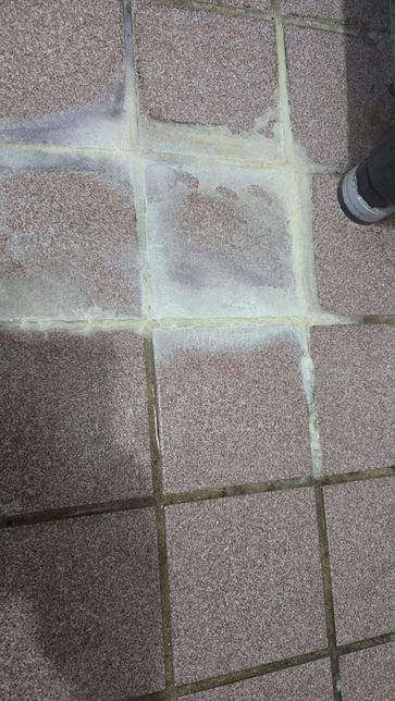 욕실 바닥인데요 왜이렇게 되는걸까요?의 0번 째 이미지