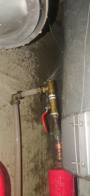 전기온수기 배관 안전밸브에서 물이 터져나오고 있는데 어찌해야 될까요의 0번 째 이미지