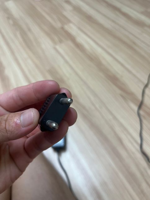 220v 플러그 쇠 부분이 갈라졌는데 사용해도 괜찮나요??의 0번 째 이미지