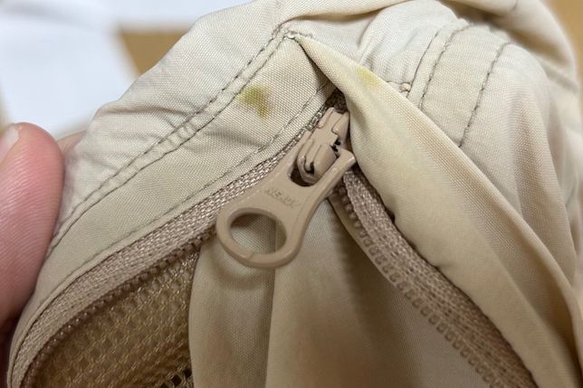 옷에 묻은 얼룩 이거 뭔지 궁금합니다 !의 0번 째 이미지