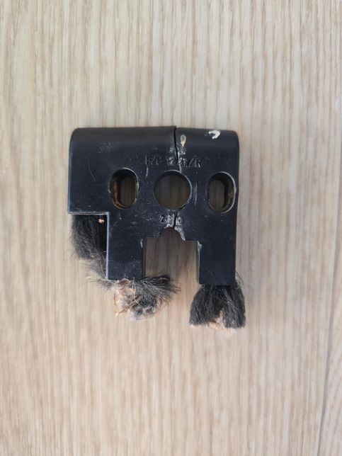 샷시 밑부분 모헤어 있는 브라켓인데 명칭이나 구매가능한 사이트 문의드립니다.의 1번 째 이미지