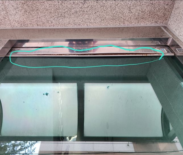 현관 자동문 유리 윗부분 상판 고정판이 벌어졌는데요,의 1번 째 이미지