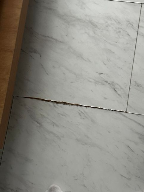 마루가 벗겨졌는데 부분 수리 가능한지 궁금합니다.의 0번 째 이미지