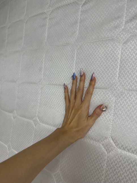 원룸 세입자입니다 바닥이 이렇게 누래졌는데 배상을 해야하나요? 점점 누래지길래 관리자 말처럼 비닐도 깔아봤지만 무소용입니다.의 1번 째 이미지