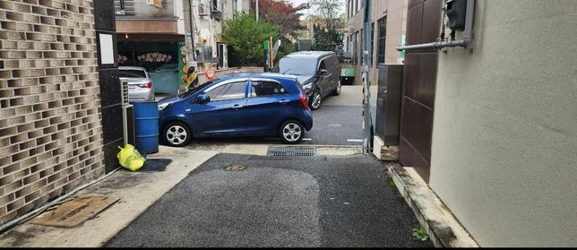 주차장 출입구에 이렇게 파킹해노코 1시간째 잠수일때?의 0번 째 이미지