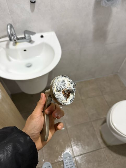 화장실에 갖혀서 문고리거 뜯어졌어요의 1번 째 이미지