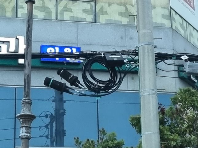 도로의 전봇대에 있는 전선이 말아져 있는 이유가 무엇일까요?의 0번 째 이미지