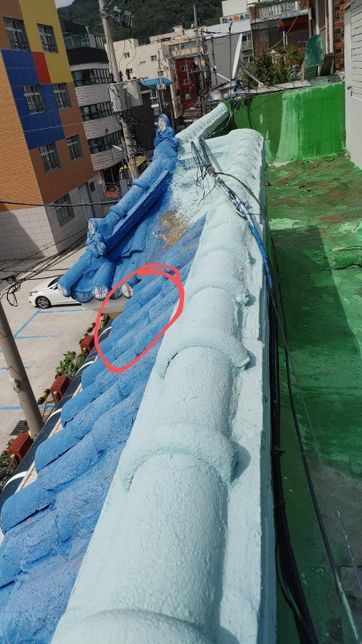 다가구 옥상 기왓장이 나란히 있는데요 기왓장 치우고 보면 배수구 있나요?의 0번 째 이미지
