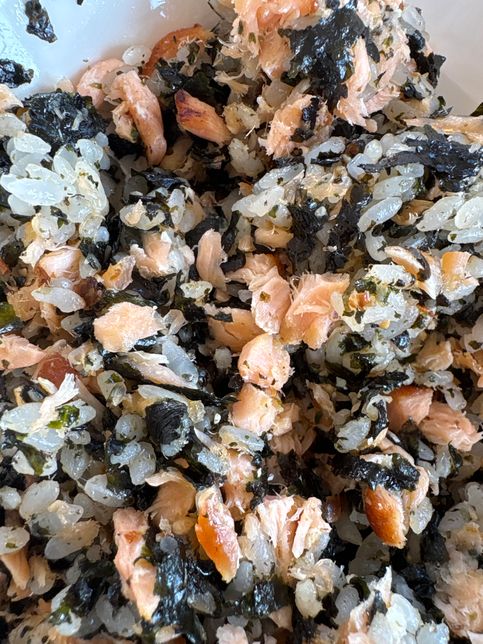 구운 연어 주먹밥이 햇빛에 2시간 정도 노출 되있었는데 그냥 먹어도 문제 없죠?의 0번 째 이미지