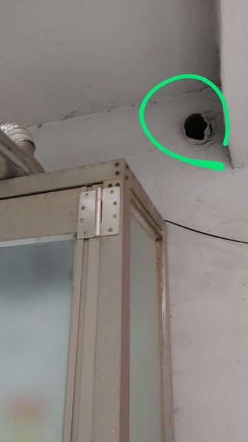 다가구주택 지은지가 35년 됐는데요 외벽에 구멍은 뭘까요?의 0번 째 이미지