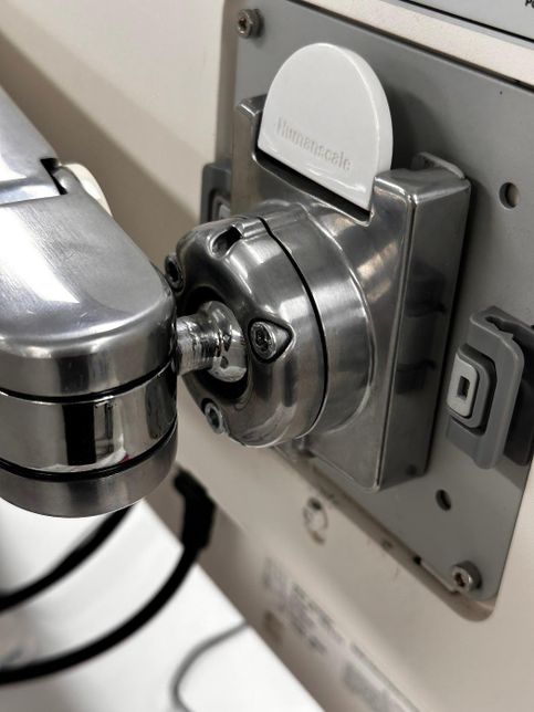 휴먼스케일 모니터암 좌우 수평 맞추는 방법의 1번 째 이미지