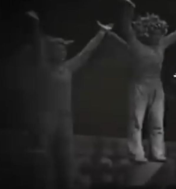 이 흑백사진 속 영화 제목이 무엇인가요?의 1번 째 이미지