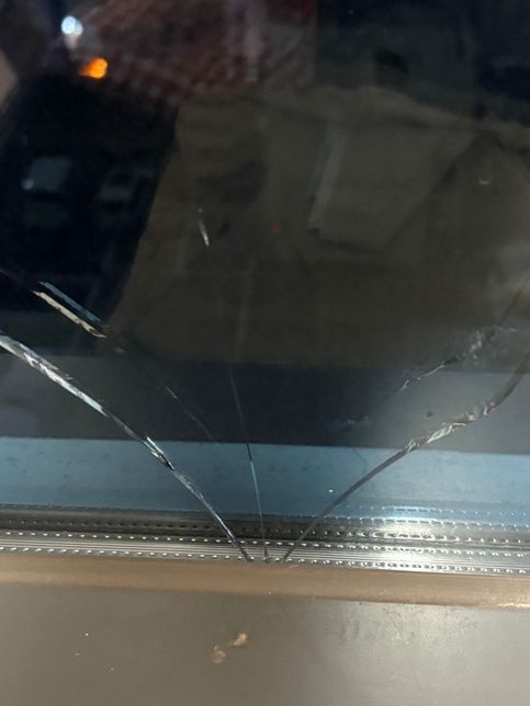 창호 관련 유리에 금이 가 문의 드립니다.의 1번 째 이미지