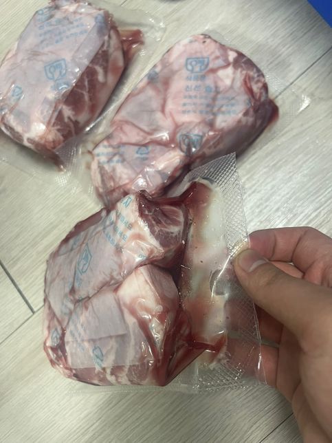 택배로 돼지고기 특수부위좀샀는데 (뽈살?꼬들살?등..) 핏물이 이렇게 나오는데 왜이런건가요??의 0번 째 이미지