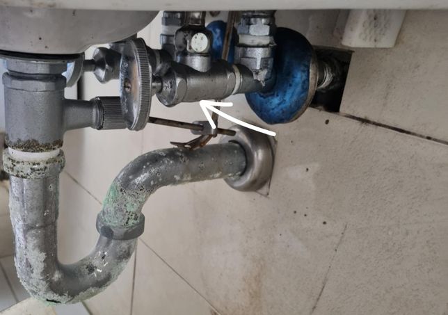 세면대 하부에서 물이 새요 교체해야 하나요?의 0번 째 이미지