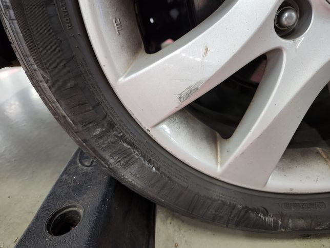 자동차 타이어 옆면 밀린거 괜찮을까요?의 0번 째 이미지