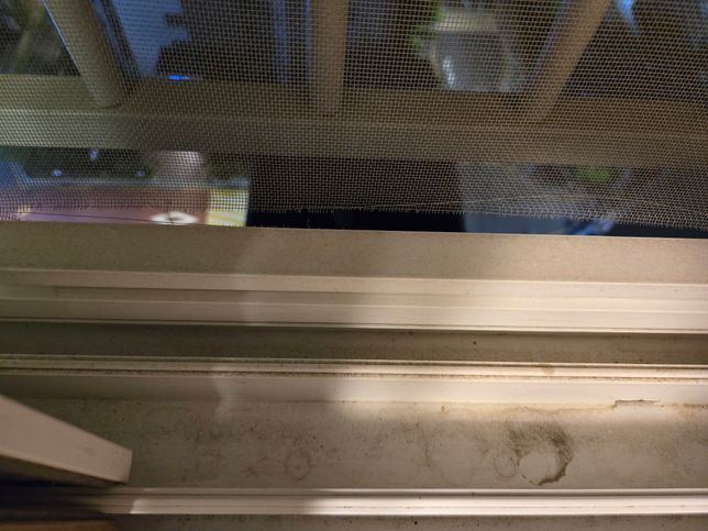 거실 창문 방충망 하단이 찢어져 벌어졌는데 수선방법이 있을까요?의 0번 째 이미지