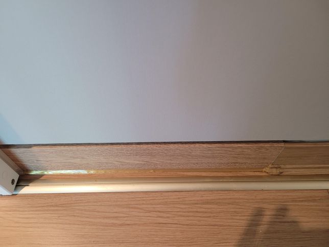 중문 교체 후 걸레받이 몰딩 부분 이질감으로 시공어떻게 해야될까요?의 3번 째 이미지