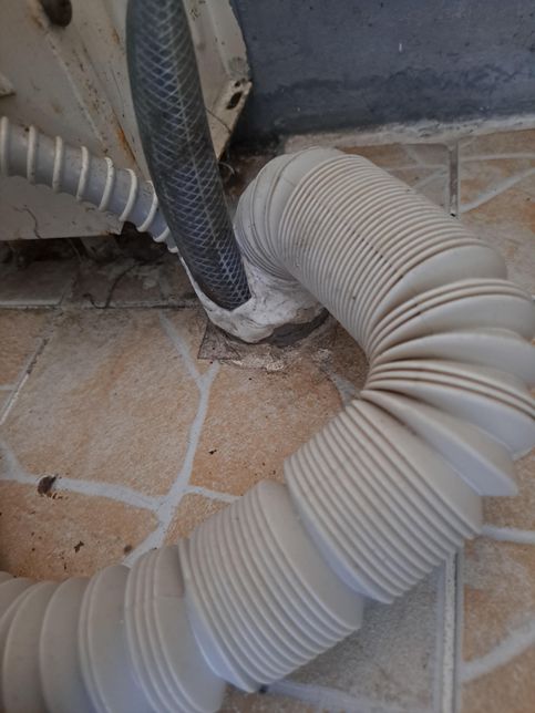 세탁기 배수관이 연결된곳을 퍼티로 봉해놨는데 괜찮을까요?의 0번 째 이미지