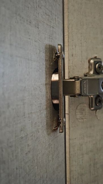 안방 옷장 문 경첩수리 질문이요~~~의 1번 째 이미지