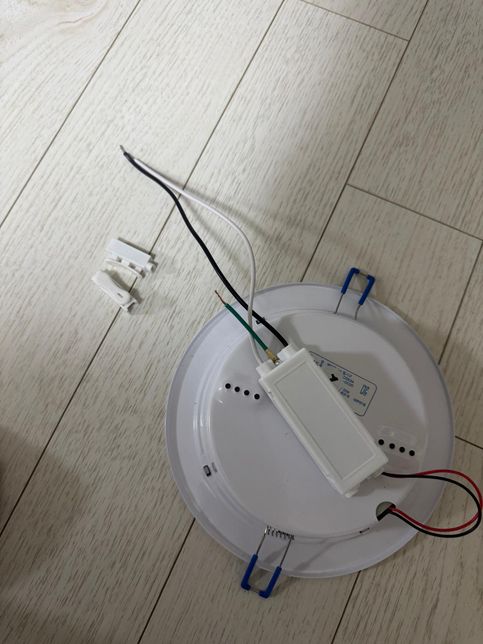 다운라이트를 교체하려고 봤는데, 기존에 달려있는 제품의 선이 4개에요...의 0번 째 이미지