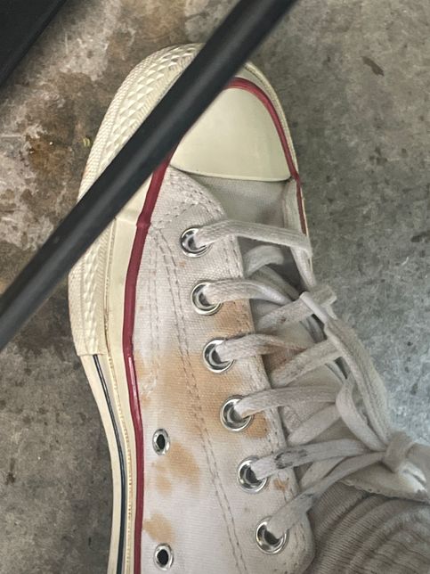 컨버스 흰색에 커피를 쏟앆는데 어떻게 지우나요..의 0번 째 이미지