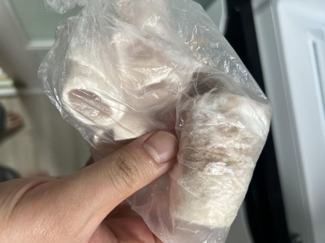 냉동대패삼겹살 사논지는얼마안됬는데 색이 이거 괜찮은건가요??? 냄새나거나 하진않습니다의 0번 째 이미지