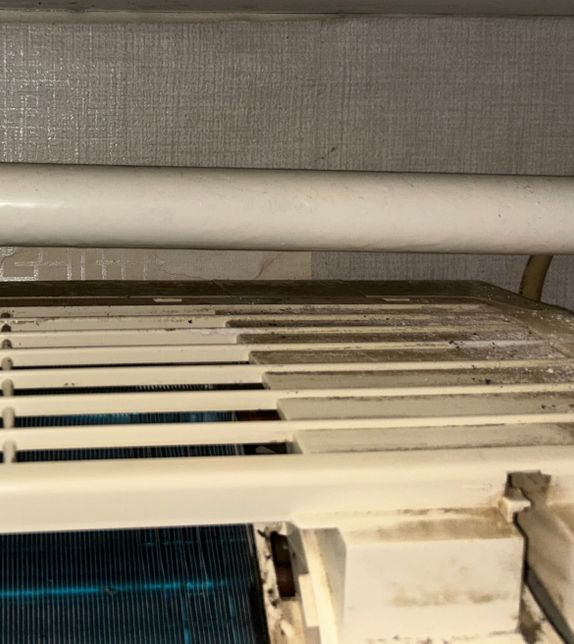 안녕하세요 벽걸이 에어컨 청소를 맡겼는데 원래 이렇게 하는지 아니면 업자가 대충 한건지 궁금해요!의 2번 째 이미지