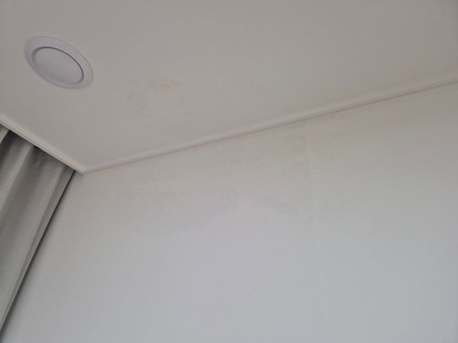 얼마전에 도배를 했는데 벽지 오염이유가 뭐죠?의 0번 째 이미지