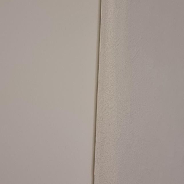 인테리어 하자보수 질문입니다. 벽지 들뜸의 2번 째 이미지