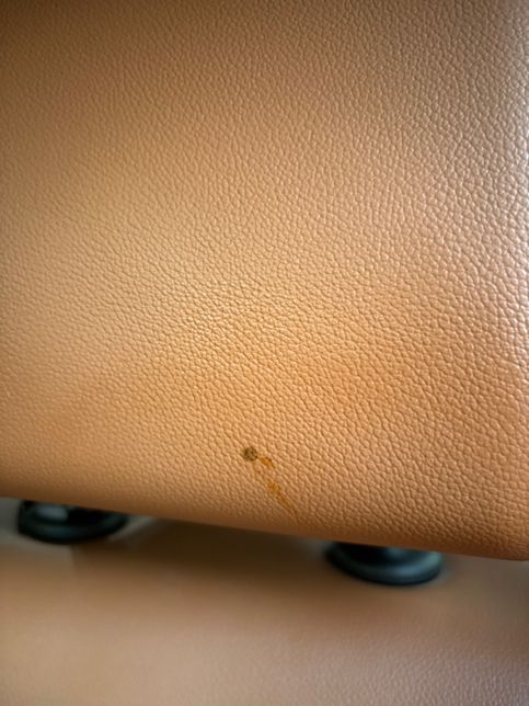 가죽 시트 피자국 제거하는 방법 있을까요?의 0번 째 이미지