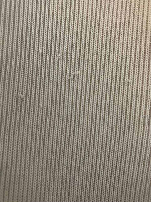 니트 등판에 뾰족한거에 닿아 실이 나갔는데 수선 가능할까요?의 1번 째 이미지