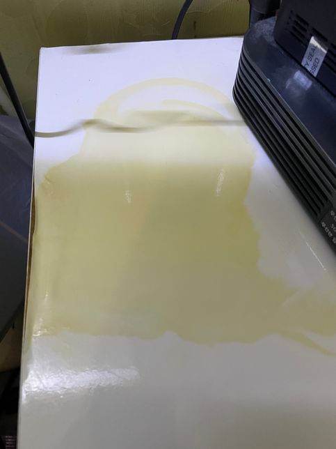 서랍장 위에 송장 감열지 지우개를 흘려서 이렇게 됐는데 고칠 수 있는 방법이 있을까요?의 0번 째 이미지