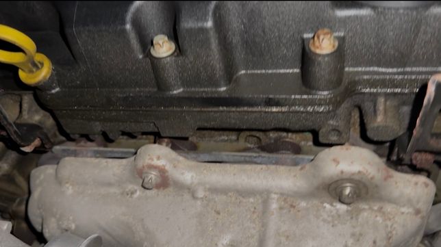 이정도 로커암커버 누유는 일주일 더 운행해도 무방한가요?의 0번 째 이미지