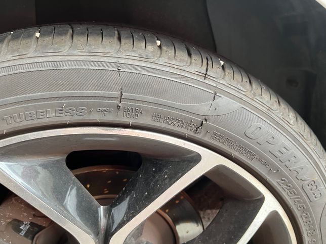 차 타이어 사이드월 왜이럴까요???의 0번 째 이미지