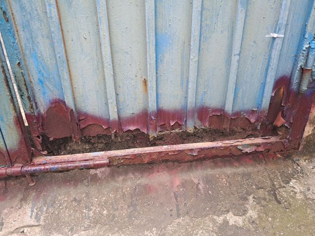 대문에 녹슬어서 바스라지는데요 이거 임시로 좀 고칠수 없을까요 지금 생각나는건 장판을 덧데는거 밖에없어서의 0번 째 이미지