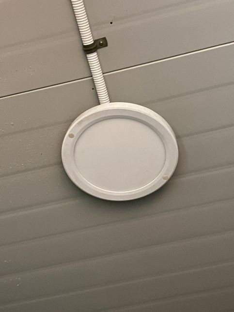 매장 창고에 있는 전구인데 어떻게 갈면 되는 걸까요?의 0번 째 이미지