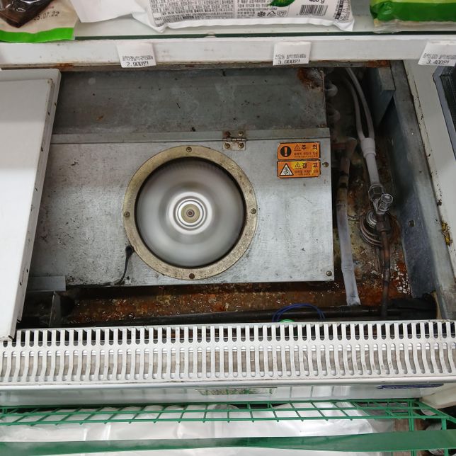 업소용 냉장고(오픈형) 팬 옆쪽 라인에 얼음의 1번 째 이미지