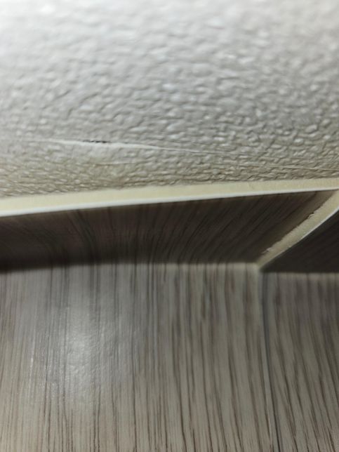 벽지위로 돌이 튀어 나온거 같아요,,,,의 0번 째 이미지