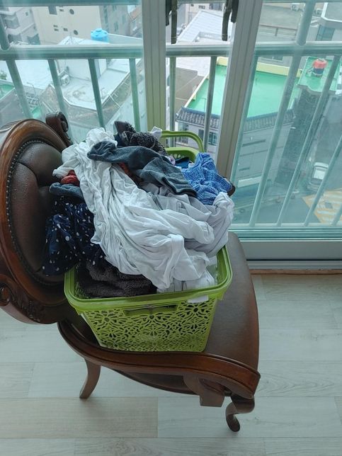 땀을 흘리고 잤는데 옷과 이불, 배게에 노란 때가 많이 나오는 이유는 지방이 섞여서 그랬나요?의 0번 째 이미지