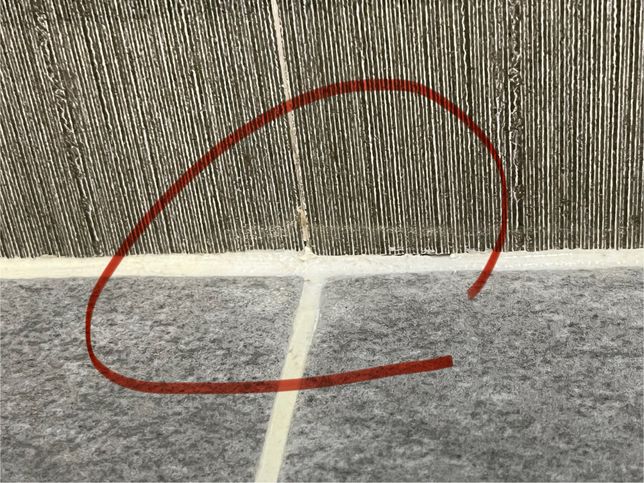 욕실 대리석 자국 뭐죠?? 청소하려는데 방법 알려주세요의 0번 째 이미지