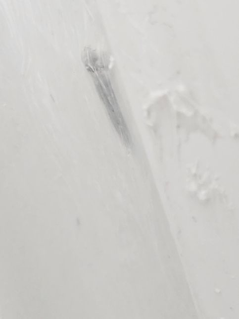 창문실리콘 속 검정 이물질 곰팡이 인지 궁금 합니다.의 0번 째 이미지